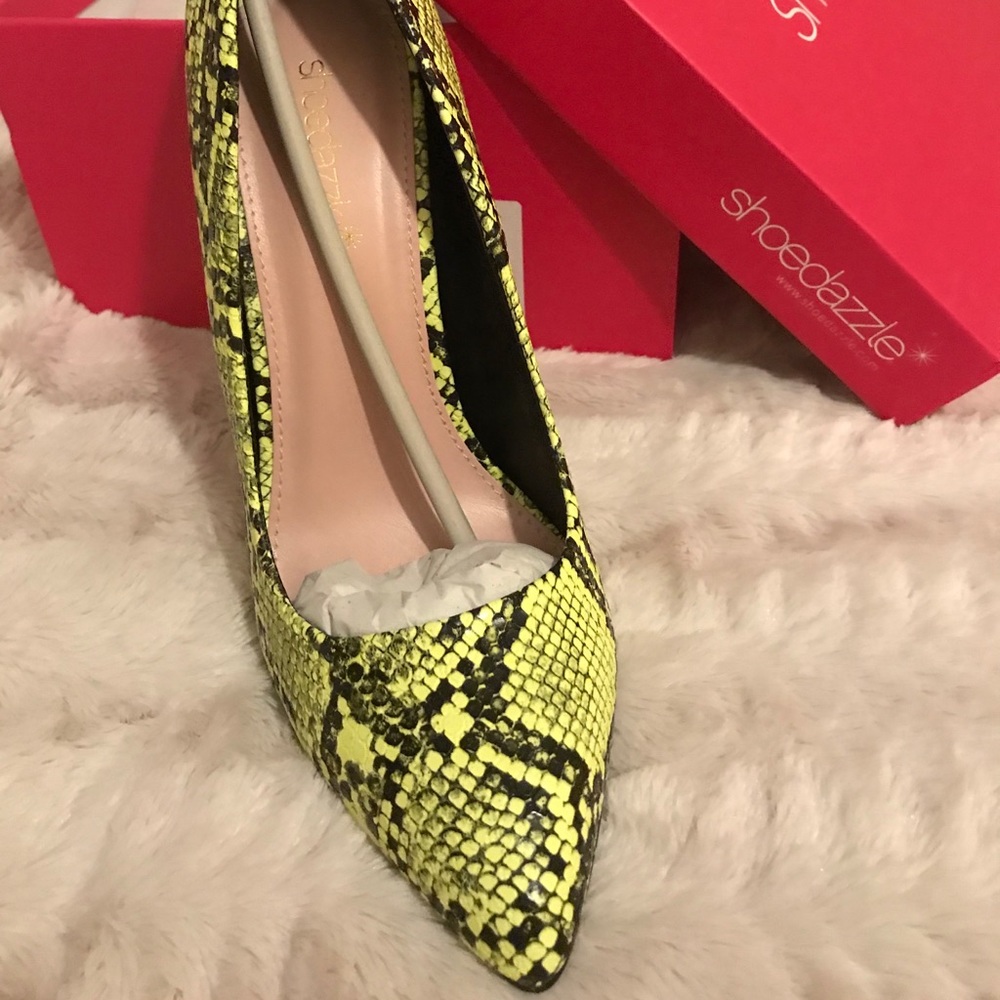 Chartreuse/Black Snakeskin pumps - Picture 3 of 5